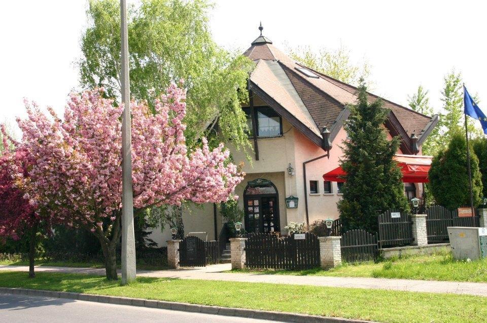 Bed and Breakfast Kocsis Panzio Es Etterem Komárom Exterior foto