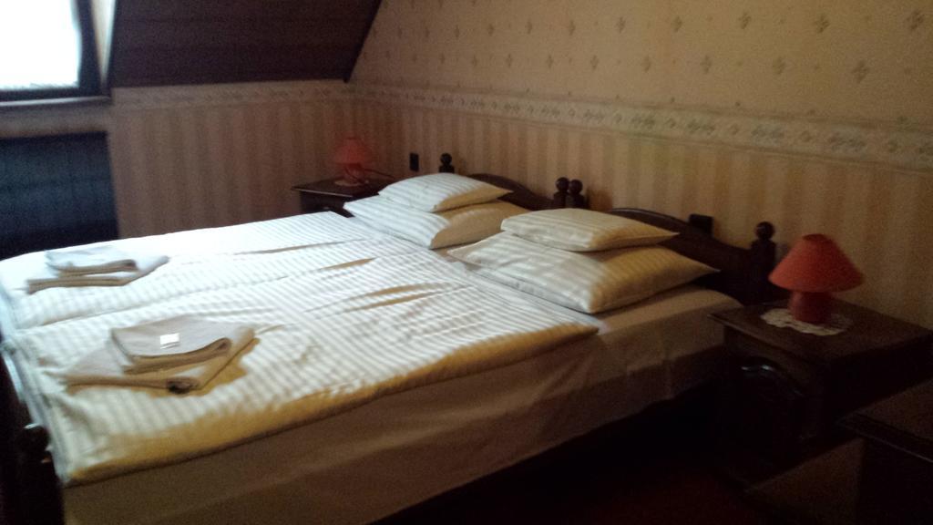Bed and Breakfast Kocsis Panzio Es Etterem Komárom Zimmer foto