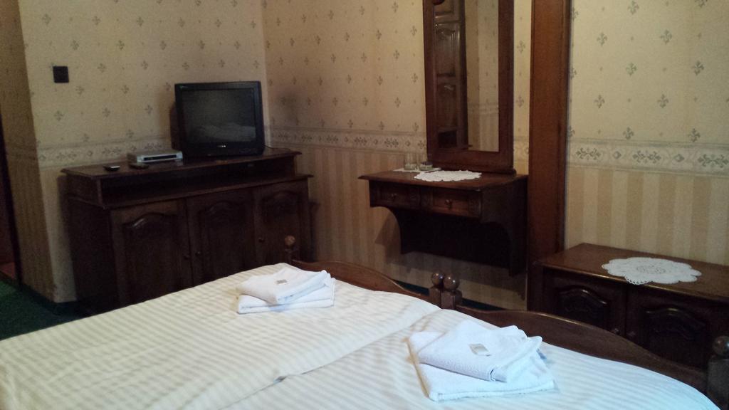 Bed and Breakfast Kocsis Panzio Es Etterem Komárom Zimmer foto